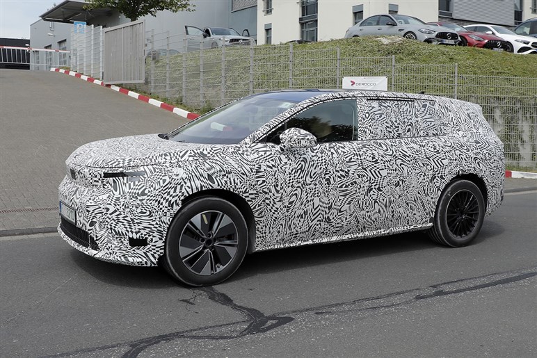 【名前はまだない】チェコ発VW傘下のシュコダが放つ新型7人乗りEV、航続600km超で2026年発売へ！