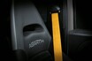 アバルト595の高性能グレードにマットグレーの車体色やイエローのブレンボを採用した限定車が発売に