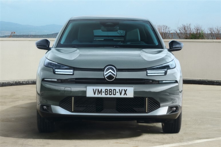 【E-C4より120万円以上安い】シトロエン初の「C4ハイブリッド」はクラス最高燃費と新世代デザインで日本の本命なるか