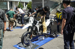新型『DR-Z』が横浜に登場！「スズキ モーターサイクルコレクション2025」桜木町駅前で、“これからのバイク好き”に魅力アピール