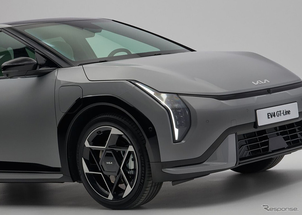 キア初のCセグ電動ハッチバック『EV4』、今秋英国で納車開始へ
