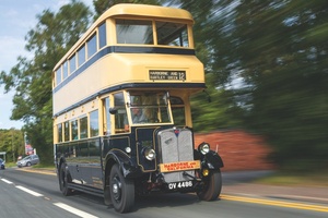 運転は驚くほどシンプル　AECリージェントI 486へ試乗　1931年式ロンドンバスを修復