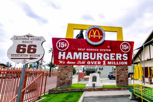 「マクドナルド1号店」のミュージアムはなぜ非公式？ 映画『カーズ』のモデルになった歴史ある宿にも泊まれます【ルート66旅_59】