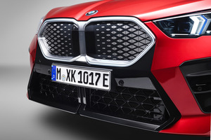 BMW新型「X2」は628万円から！ ジャパンモビリティショーで世界初公開されたSAVの中身とは