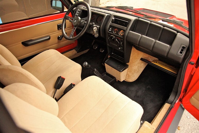 【まさに昭和のGRヤリス】FFの皮をかぶったミッドシップ。ルノー「5ターボ」はラリーで吠えた“異端の狼”