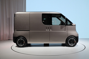 助手席側が１枚スライドドアでガバっと開くから使いやすい！　乗用車領域でも活躍しそうなダイハツ「カヨイバコＫ」はいまから登場が待ち遠しいEV軽バンだった【ジャパンモビリティショー2025】