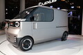 助手席側が１枚スライドドアでガバっと開くから使いやすい！　乗用車領域でも活躍しそうなダイハツ「カヨイバコＫ」はいまから登場が待ち遠しいEV軽バンだった【ジャパンモビリティショー2025】
