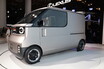 助手席側が１枚スライドドアでガバっと開くから使いやすい！　乗用車領域でも活躍しそうなダイハツ「カヨイバコＫ」はいまから登場が待ち遠しいEV軽バンだった【ジャパンモビリティショー2025】