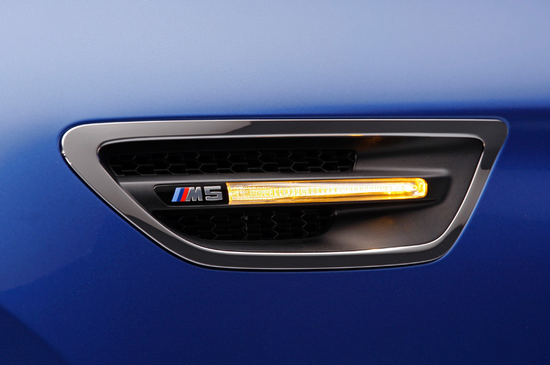 BMW M5 公式フォト　V8ターボ搭載の実力