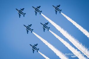 晴れ渡る豊田市の空をブルーインパルスが駆け抜けた！　WRCラリージャパン開幕を前に展示飛行。ファンを魅了