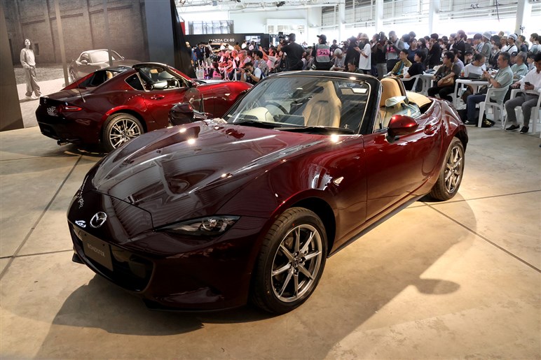 【世界初公開】マツダ「ロードスター」35周年記念車発表　濃厚なレッドにタンカラーの大人なコーディネート