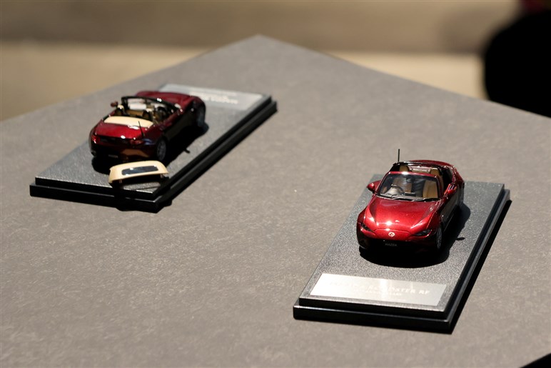 【世界初公開】マツダ「ロードスター」35周年記念車発表　濃厚なレッドにタンカラーの大人なコーディネート