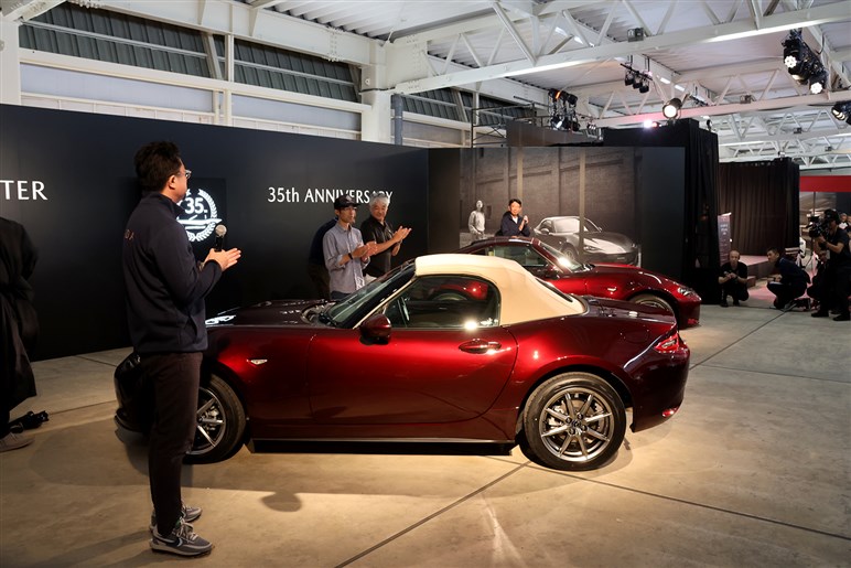 【世界初公開】マツダ「ロードスター」35周年記念車発表　濃厚なレッドにタンカラーの大人なコーディネート