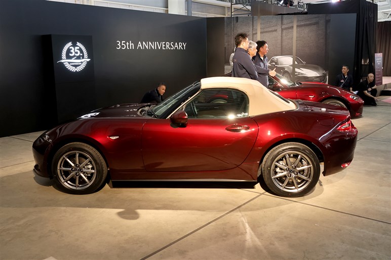 【世界初公開】マツダ「ロードスター」35周年記念車発表　濃厚なレッドにタンカラーの大人なコーディネート