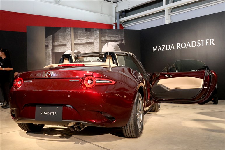 【世界初公開】マツダ「ロードスター」35周年記念車発表　濃厚なレッドにタンカラーの大人なコーディネート