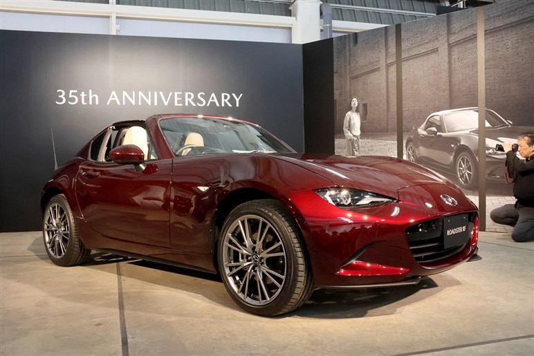 【世界初公開】マツダ「ロードスター」35周年記念車発表　濃厚なレッドにタンカラーの大人なコーディネート