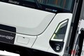 6500万円！“70人”乗れる「いすゞ最新モデル」に大反響！「いままでのバスと全然違う…」「精悍なデザインが良い！」の声も！ 超パワフルな“340馬力”発揮する「エルガEV」がスゴイ！