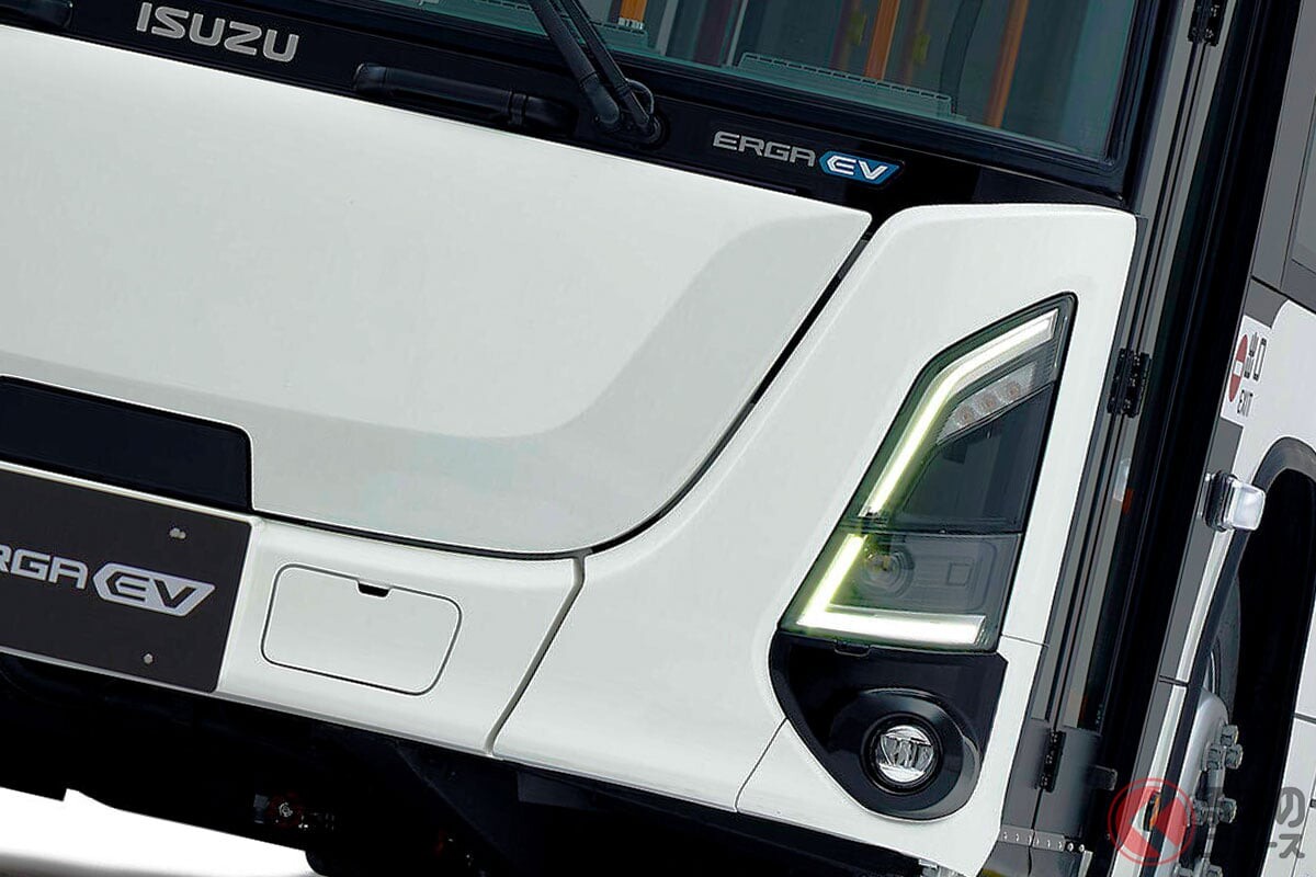 6500万円！“70人”乗れる「いすゞ最新モデル」に大反響！「いままでのバスと全然違う…」「精悍なデザインが良い！」の声も！ 超パワフルな“340馬力”発揮する「エルガEV」がスゴイ！
