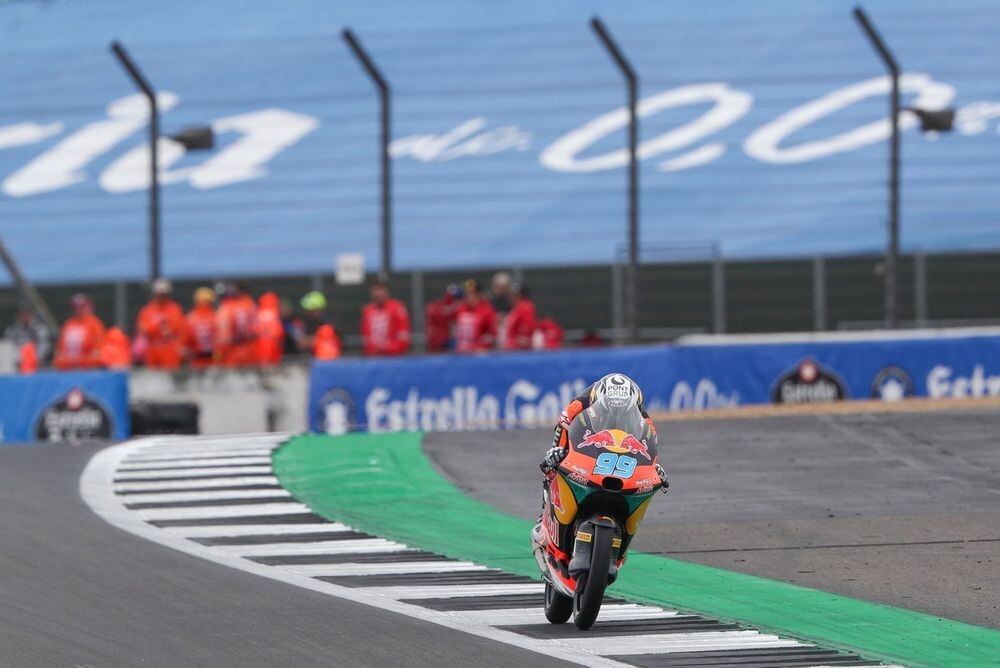 Moto3イギリス決勝｜ルエダ、最後尾から超追い上げ今季5勝目！　古里4番手フィニッシュもペナルティで12位