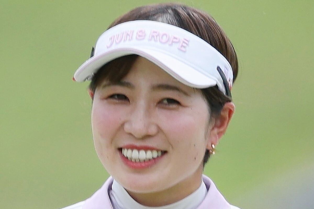 27歳「美女ゴルファー」が“3500万円超え”「高級SUV」との“2ショット”公開！ “黒ウエア×ベージュのミニスカ姿”の「蛭田みな美」が紹介する「高性能“外車”」どんなクルマ？