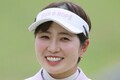 27歳「美女ゴルファー」が“3500万円超え”「高級SUV」との“2ショット”公開！ “黒ウエア×ベージュのミニスカ姿”の「蛭田みな美」が紹介する「高性能“外車”」どんなクルマ？