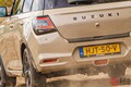 【オランダ】スズキ「新スイフト“SUV”!?」初公開！ “車高”高めた4WD仕様「オールグリップFX」に反響多数！ 黒感強調×ベージュの「クロスオーバーモデル」が登場し話題に