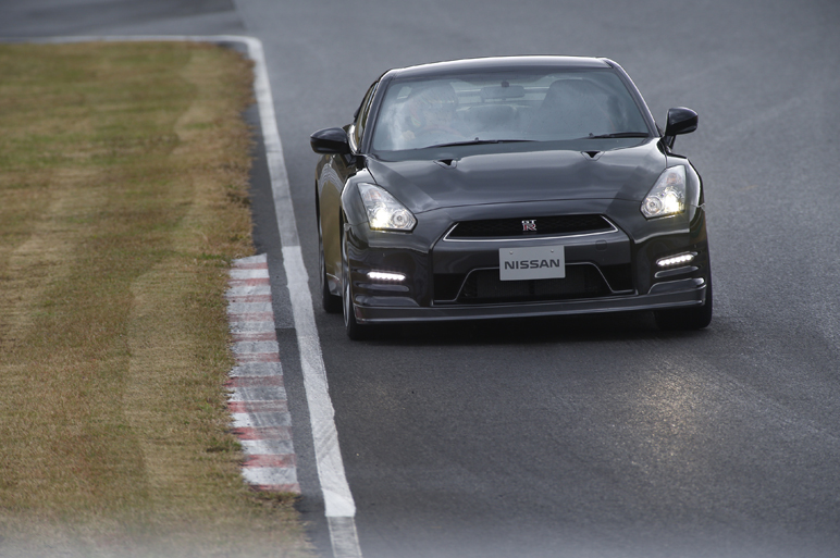 2013GT-R試乗。雨天のコントロール性、向上