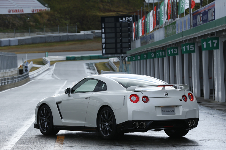 2013GT-R試乗。雨天のコントロール性、向上