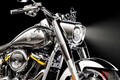 ハーレーダビッドソン「FAT BOY」に反響！ 初代オマージュのフル“鏡面仕上げ“ボディの「Gray Ghost」に「カッコイイ！」「動画で見るほうが痺れる！」の声！ 新型“Vツインエンジン”搭載した「クルーザーバイク」が話題に！