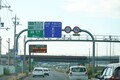 えっ…高速乗ろうとしたら「道路情報板」に“ナゾの三角形”が書いてあったのですが…？←実はめちゃ役立ちます！ NEXCOが意味を解説