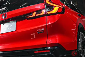 ホンダ新型「CR-V」公開に反響殺到！ 「世界一かっこいい！」「ライバルよりイケメン」デザイン推しの声も！ 「アコード」のエンジン＆高性能4WD搭載する「最新SUV」がスゴい！