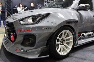 現行型「スイフトスポーツ」をデカフェンダーでワイドボディ化。ブランド初のタイムアタック車両が気合十分