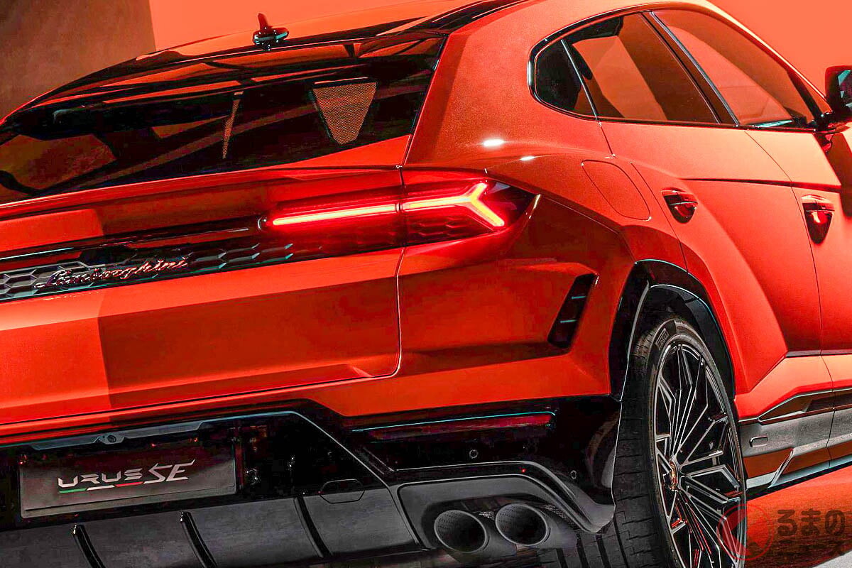 「“世界一美しい”フットボーラー」が3000万円超え「高級車」公開！ 「ゴージャス！」「さすがの美しさ」の声も！ 似合いすぎてる「超スポーティSUV」どんなクルマ？