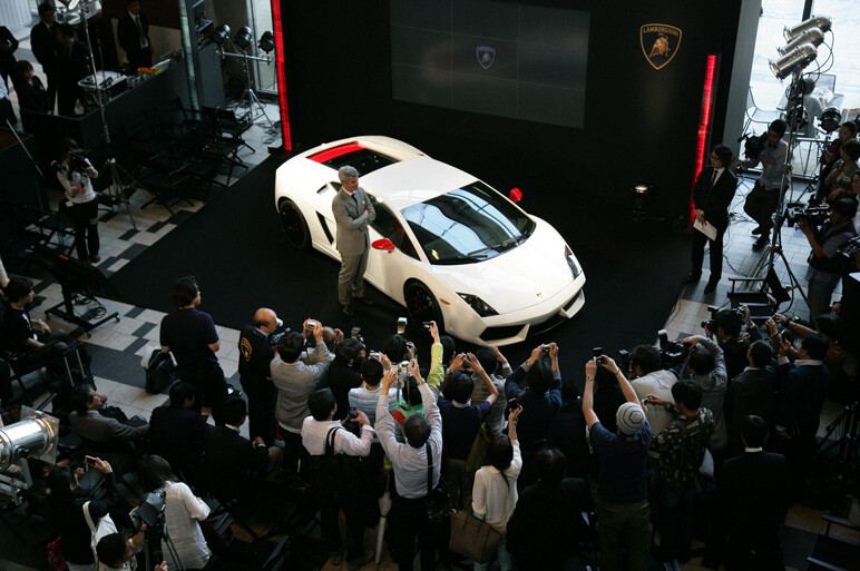 日本限定ガヤルドは日の丸風。歴代ランボも