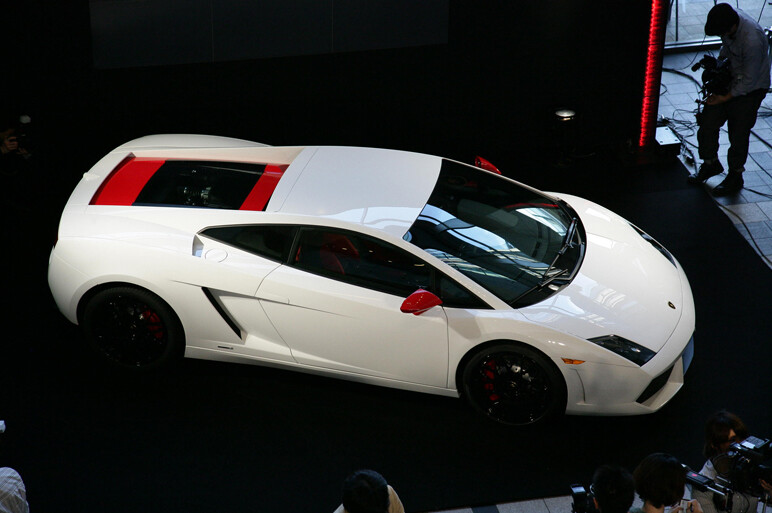 日本限定ガヤルドは日の丸風。歴代ランボも