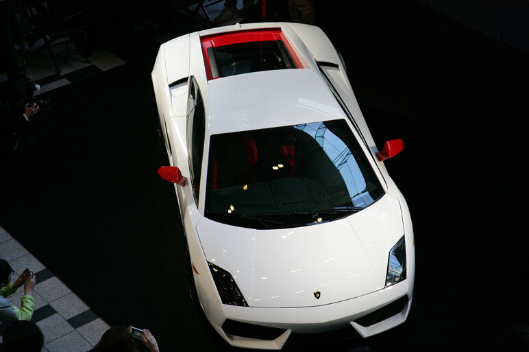 日本限定ガヤルドは日の丸風。歴代ランボも