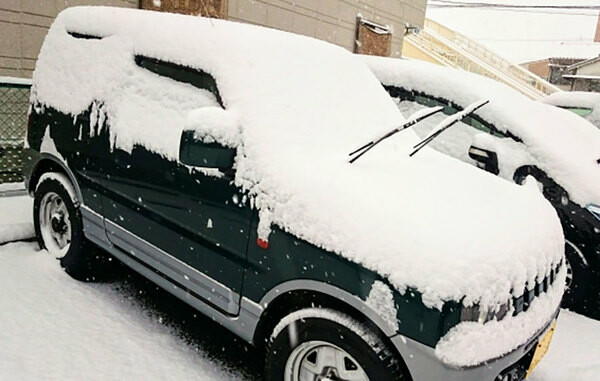 「雪降るしワイパー立てなきゃ」は本当？ 簡単に立てられない車両もあるのはなぜ？ やっておかないと起きる弊害とは