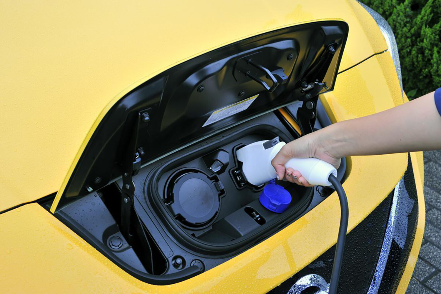 ホントにEVに乗り換えて大丈夫かな……不安なら確認！　EVオーナーが語る買う前にチェックすべき３つのポイント