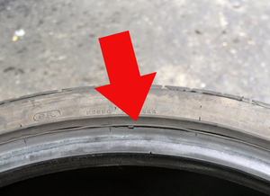 「裏側に大きな亀裂!?」表面だけでは発見できないタイヤの劣化状況