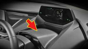 「おぉ～コレめっちゃ欲しい…」トヨタ車のデッドスペースにすっぽりハマる！ 工具不要で2分で装着OKの便利なカーグッズを紹介