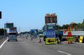 高速道路の渋滞「いちばん早く進む車線」とは？ “なんとなく”じゃないテクニック 専門家に聞いた