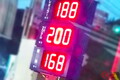 クルマの「カタログ燃費」と「実燃費」なぜ違う！ 一体どんな「計測方法」をしてるの!? 実は“ちょっとした工夫”で「約10％」の燃費改善も！