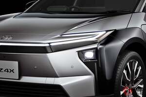 トヨタが新型「“5人乗り”SUV」を発表！ 驚きの「70万円値下げ」＆340馬力超え「超パワフルモデル」に進化！ 新型「bZ4X」マイナーチェンジモデル登場