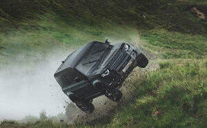 『007／ノー・タイム・トゥ・ダイ』に登場したディフェンダーがチャリティオークションに！｜Jaguar Land Rover