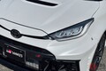 トヨタ「4WDスポーツカー」がスゴい！ 特大リアウイング＆斬新ボンネットダクト採用！ 304馬力の1.6Lターボ搭載した「GRヤリス エアロパフォーマンスPKG」通常モデルと何が違う？