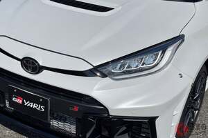 トヨタ「4WDスポーツカー」がスゴい！ 特大リアウイング＆斬新ボンネットダクト採用！ 304馬力の1.6Lターボ搭載した「GRヤリス エアロパフォーマンスPKG」通常モデルと何が違う？