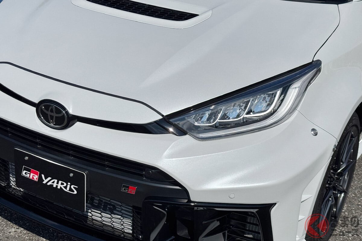 トヨタ「4WDスポーツカー」がスゴい！ 特大リアウイング＆斬新ボンネットダクト採用！ 304馬力の1.6Lターボ搭載した「GRヤリス エアロパフォーマンスPKG」通常モデルと何が違う？