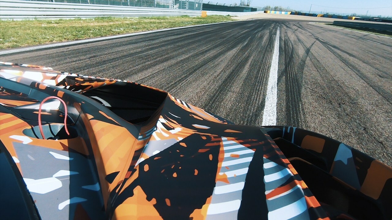 ランボルギーニ、サーキット専用ハイパースポーツ用V12エンジンのシェイクダウンを敢行【動画】