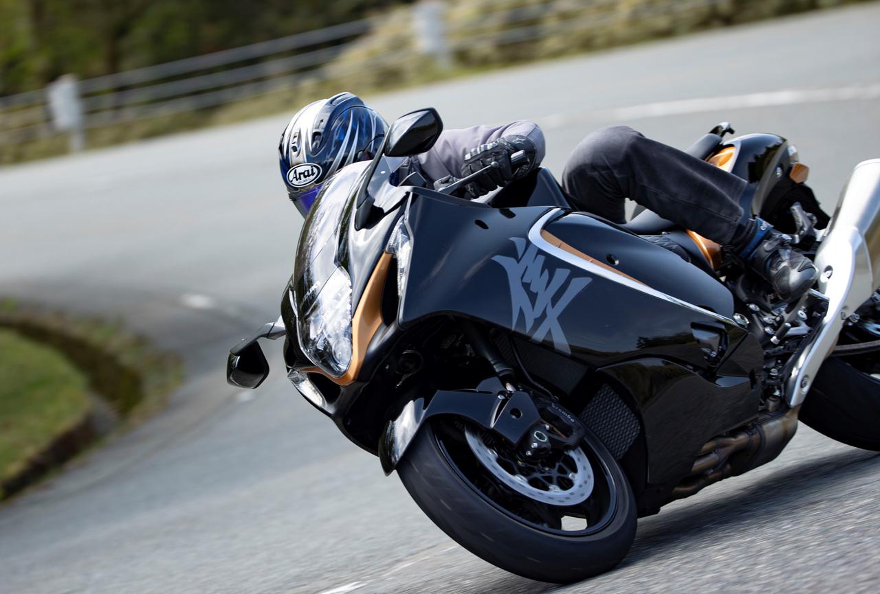 190馬力なのにコーナー自在 新型 隼 なら大型バイク初心者にもおすすめできる と思った理由 Re ゼロからはじめるアルティメットスポーツ講座 12 Suzuki Hayabusa レビュー コーナリング編 Webオートバイ 自動車情報サイト 新車 中古車 Carview