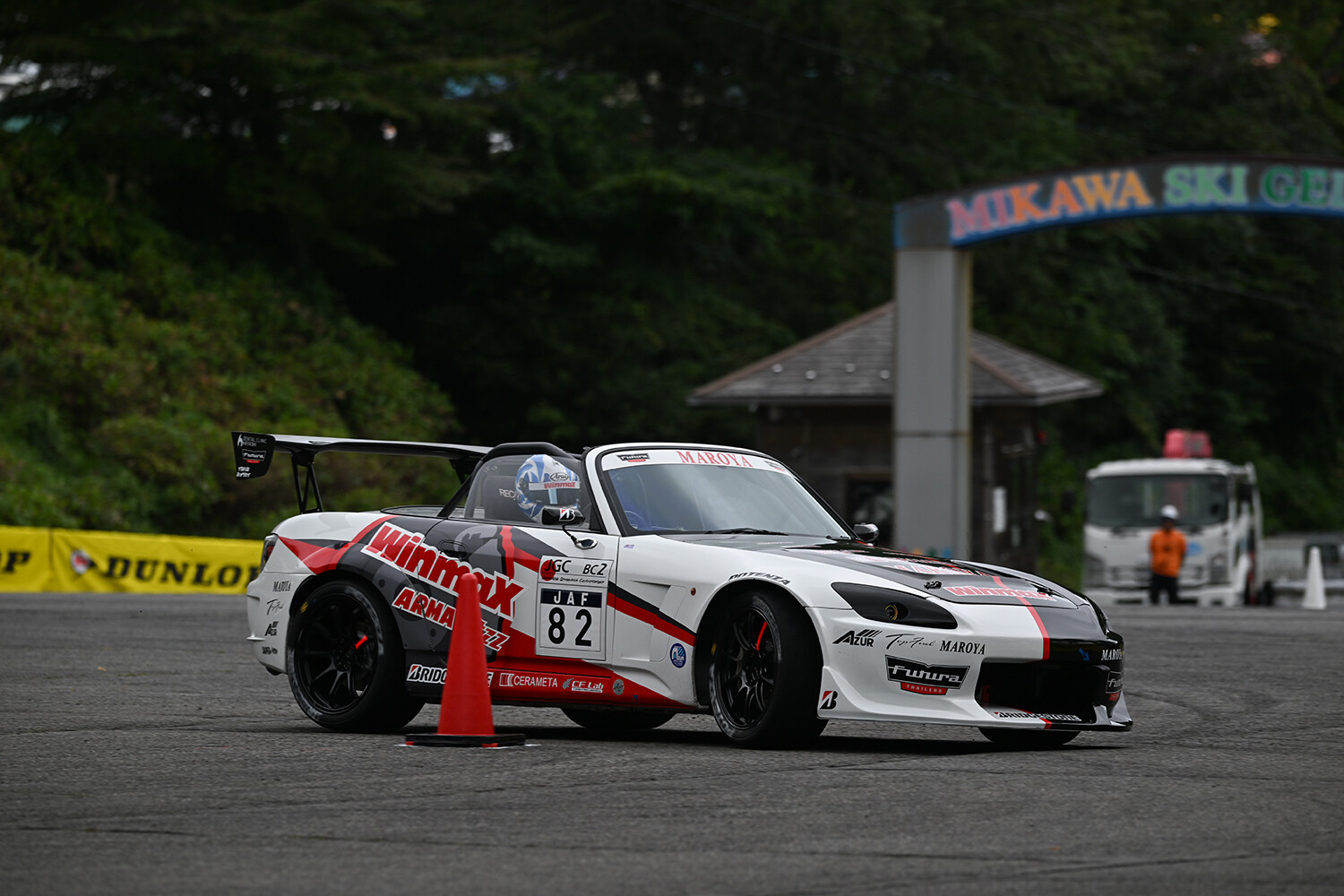 いくらでも新しいクルマはあるのになんのコダワリ？　旧車でジムカーナに挑む全日本選手に聞いた「Youはどうして旧型モデルで参戦中？」